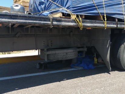 Un hombre perdió la vida mientras realizaba reparaciones debajo de un tráiler en la caseta de cobro del Libramiento Norte Laguna, ubicada a la altura del ejido La Concha de Torreón, recibió un fuerte golpe en la cabeza. (EL SIGLO DE TORREÓN)