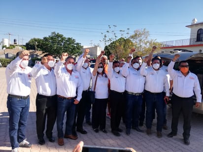 La caravana realizada por trabajadores del SNTE concluyó con un mitin en la Plaza de Armas. (GUADALUPE MIRANDA)