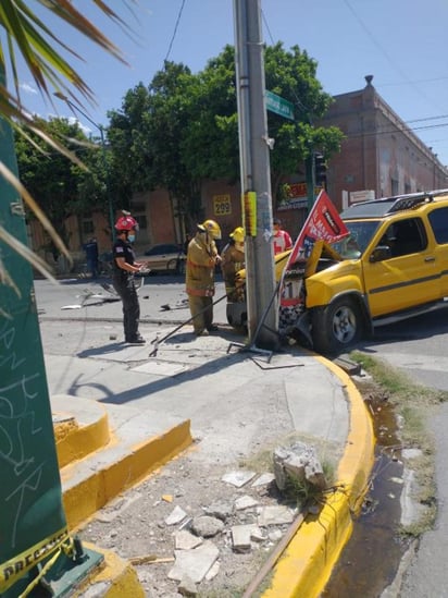 En el percance participaron un vehículo Mazda de color blanco y una camioneta de la marca Nissan de color amarillo. (EL SIGLO DE TORREÓN)