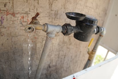 Habitantes de distintas colonias al poniente de Torreón han manifestado su malestar por la falta de agua en sus viviendas. (ARCHIVO)