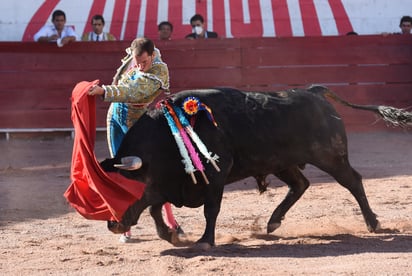 Arturo Saldívar cortó la primera oreja en la Alberto Balderas en más de un año, tras buena faena a 'Sotolero'.