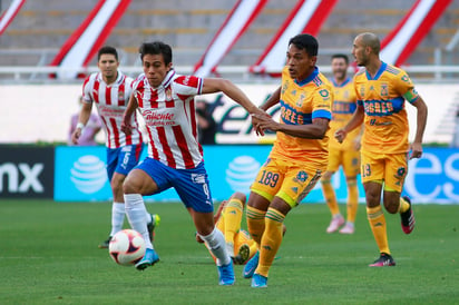 Chivas y Tigres igualaron a cero en un duelo de pocas emociones en la cancha del Estadio Akron.