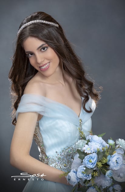 La quinceañera lució un vestido de gala en exclusivo diseño en color azul cielo de fino bordado y espalda tipo ilusión, portando por primera vez zapatillas de tacón alto.