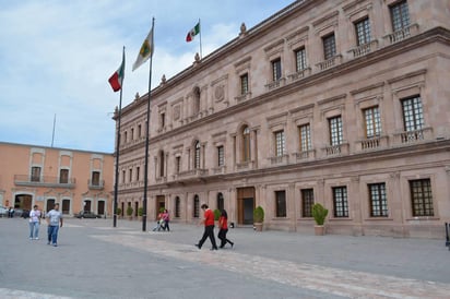 Los maestros de la Coalición Magisterial de Pensionados y Jubilados convocaron a un manifestación en Palacio de Gobierno para exigir que sanen las finanzas de ese sector. (ARCHIVO)