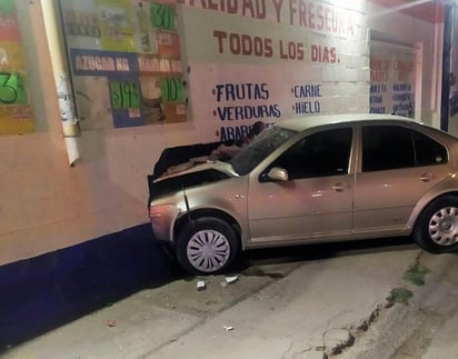 El chofer perdió el control del volante, se subió a la banqueta y se impactó contra el negocio denominado “La Antena”. (EL SIGLO DE TORREÓN)