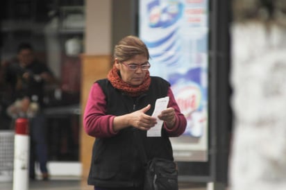 Pide Profeco a tiendas de autoservicio detener revisión de comprobantes de compra a consumidores, al considerar que esta práctica es contraria al artículo 10 de la Ley Federal de Protección al Consumidor. (ARCHIVO)