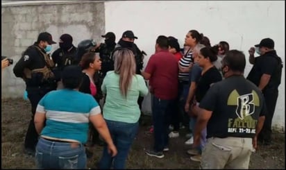 Un grupo de personas atacó a elementos de seguridad tras cateo de un finca con mil despensas.