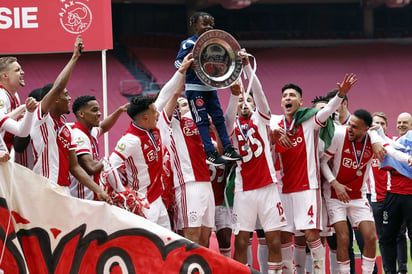 Édson Álvarez (4) fue titular en la goleada del Ajax. (EFE)