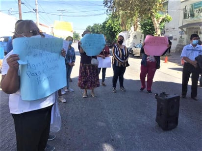 Los afectados mencionaron que la presión solo llega por la madrugada situación que dicen aprovechan los pequeños propietarios para llenar sus pipas.
(EL SIGLO DE TORREÓN)