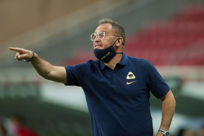 Leopoldo Silva, presidente de Pumas, ratificó al argentino como entrenador del equipo para el siguiente torneo. (ARCHIVO)