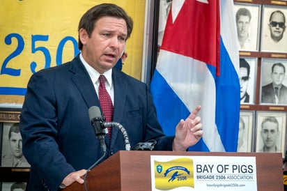 El gobernador de Florida, Ron DeSantis, revocó este lunes todas las órdenes de emergencia dictadas por las autoridades locales para lidiar con la COVID-19 y anunció que además firmó un decreto que impedirá que aparezcan nuevas que puedan suponer el cierre de negocios y restricciones de movimientos. (ARCHIVO) 
