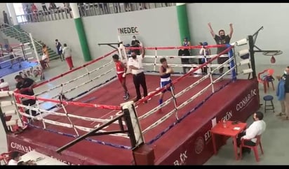 El excampeón mundial de boxeo, el lagunero Marco Antonio “Veneno” Rubio, estuvo en la esquina del fronterizo Joel García, quien venció en la semifinal de la eliminatoria estatal rumbo a los Juegos Nacionales CONADE, al hijo de Jorge “Mapimí” Rodríguez, Nicolás, en la categoría de los 52 kilogramos. (ESPECIAL)