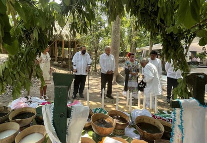  La tarde de este lunes, el presidente Andrés Manuel López Obrador llevó a cabo la 'Petición de perdón por agravios al pueblo Maya', movimiento social que inició en 1847 y terminó en 1901, y que se dio cuando 'decididos a proteger sus tierras y su forma de vida, en 1847 los mayas yucatecos se levantaron en armas contra la llamada población blanca del estado', señaló Jesús Guzmán Urióstegui, de la Facultad de Filosofía y Letras de la UNAM. (EFE)