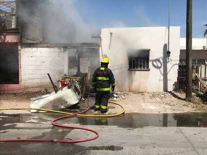 Se requirió la presencia de dos maquinas de ataque rápido y dos camiones cisterna del departamento de Bomberos de Torreón para controlar la situación. (EL SIGLO DE TORREÓN)