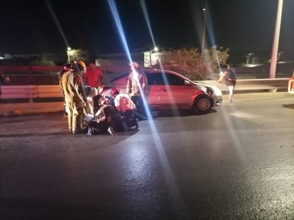 Paramédicos de la Cruz Roja atendieron a la mujer. (EL SIGLO DE TORREÓN)