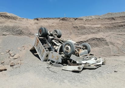 El pesado camión de volteo terminó volcado y destrozado. (EL SIGLO DE TORREÓN)