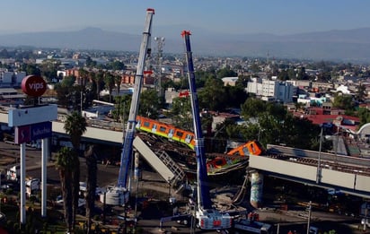 Con grúas y movimientos milimétricos lograron remover uno de los vagones colapsados. (EFE)