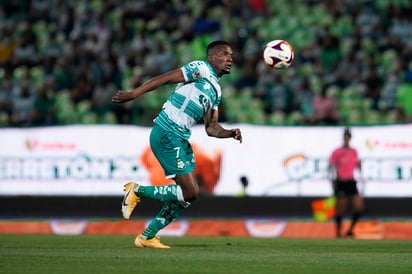 El delantero de Santos Laguna, Juan Otero, estaría en duda para el duelo ante Querétaro, luego de que durante el partido ante Puebla el jugador colombiano sufrió un traumatismo en la cabeza, por lo que se encuentra en acondicionamiento físico. (JAM MEDIA)
 