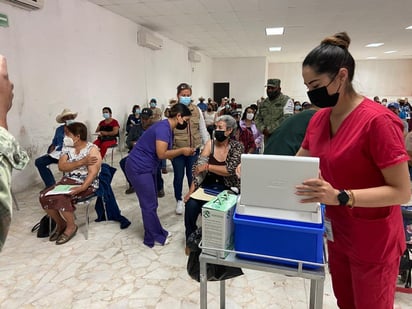 Los adultos mayores fueron recibidos en un área de descanso, para posteriormente ser atendidos por médicos y enfermeras del sector salud y del Ejército para la aplicación de la segunda dosis de la vacuna.