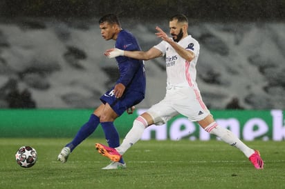 El Real Madrid de los imposibles, un equipo mermado en el presente curso, sin fichajes y víctima de plagas de lesiones, encara una nueva gesta que añadir a su historial, visitando por primera vez Stamford Bridge para medirse a un Chelsea que, pese a ser superior en la ida no fue capaz de vencer, en un precioso pulso por una plaza en la gran final de Estambul. (EFE)
