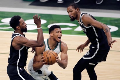 Giannis Antetokounmpo (c) marcó 36 puntos en la victoria de los Bucks de Milwaukee 124-118 sobre los Nets de Brooklyn. (AP)