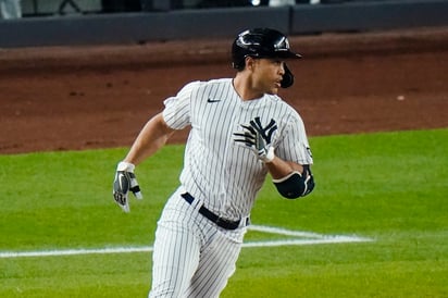 Giancarlo Stanton pegó cuatro hits y produjo tres carreras. (AP)