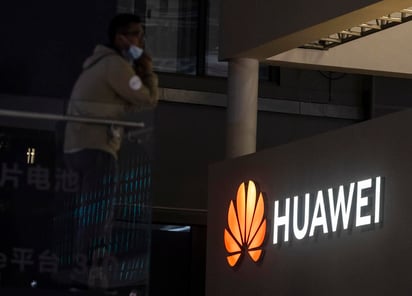 Dos años después de que EUA incluyera a Huawei en su lista negra por supuestos vínculos con la inteligencia china, el gigante asiático, que había llegado a liderar las ventas de móviles, ha ido perdiendo fuelle hasta situarse en este primer trimestre de 2021 fuera de las cinco marcas más vendidas. (ARCHIVO) 
