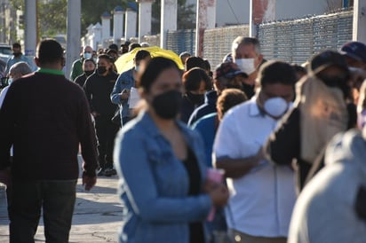 Con un retraso de más de dos horas y una atención sin control, inició este miércoles la aplicación de la vacuna contra el COVID-19 para los adultos de 59 años de edad que fueron citados este día para su inmunización en Monclova. (SERGIO A. RODRÍGUEZ)