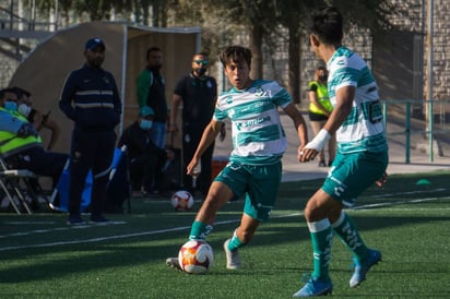 El exjugador de los Guerreros y ahora DT de los juveniles felinos, Carlos Cariño (izq) vivió muy de cerca el encuentro. (CORTESÍA CLUB SANTOS)