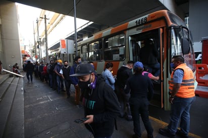 Usuarios tardan más en llegar a las estaciones del Metro.