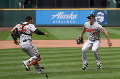 John Means celebra luego de lanzar el juego sin hit ni carrera; el lanzador se quedó muy cerca de lograr el juego perfecto. (AP)