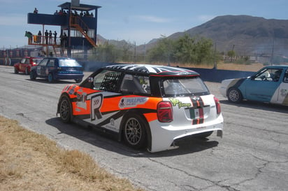 Una calurosa tarde, se vivió sobre el asfalto del Autódromo Gómez Palacio, con mucha adrenalina. (ESPECIAL)