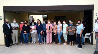 Esta mañana, los quejosos se reunieron en un domicilio particular ubicado sobre la calle José Rendueles entre Franco Ugarte y Juan Terrazas y la exigencia es que el Sistema Municipal de Aguas y Saneamiento (Simas) les resuelva la falta de agua o de lo contrario, varios de ellos amagan con ya no pagar sus recibos. (EL SIGLO DE TORREÓN)