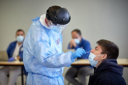 La incidencia acumulada de la pandemia de coronavirus en España sigue en descenso y se sitúa en los 202.5 casos por cada 100,000 habitantes en 14 días, mientras hoy se ha batido un nuevo récord de vacunas administradas, con 574,014 dosis en las últimas 24 horas. (ARCHIVO) 
