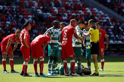  La Comisión de Árbitros designó al capitalino Fernando Hernández Gómez, como el juez central para el duelo del sábado por la noche en el Corona entre Santos Laguna y Gallos Blancos del Querétaro, correspondiente al repechaje del Guardianes 2021. (ARCHIVO)