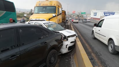 Tras los peritajes, los vehículos involucrados fueron retirados para reanudar el tráfico vehicular. (EL SIGLO DE TORREÓN)