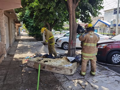 Tras una hora de labores, finalmente los bomberos lograron sofocar por completo las llamas. (EL SIGLO DE TORREÓN)