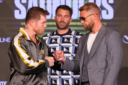 Saúl estuvo ayer frente a frente con Billy Joe Saunders, en la rueda de prensa rumbo a su combate en el estadio de los Vaqueros. (EFE)