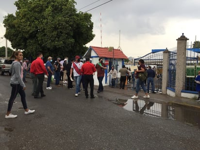 La lluvia sorprendió a los trabajadores educativos que acudieron a recibir su vacuna anti-COVID-19 en la Facsa de la UJED.