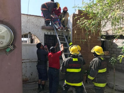 Se informó que el hombre se encontraba laborando en la construcción del segundo piso cuando accidentalmente tocó los cables de alta tensión. (EL SIGLO DE TORREÓN)