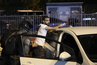 Trece palestinos resultaron heridos hoy cuando la policía israelí intervino en la Explanada de las Mezquitas durante el rezo de la tarde en el último viernes del mes sagrado de Ramadán, que extendió la tensión por el Jerusalén Este ocupado. (EFE)