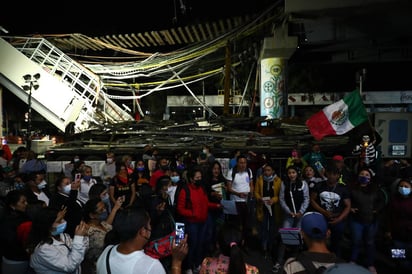 Tras cuatro días de la tragedia que marcó al Metro de la Ciudad de México, decenas de personas se reunieron en la estación Culhuacán para marchar por la Avenida Tláhuac y pedir justicia por la muerte de 26 personas que dejó el colapso en la Línea 12 del Metro de la Ciudad de México. (EFE)