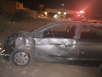 El automóvil siniestrado es un Dodge Attitude, modelo 2016, color gris, el cual era conducido por Edgar Eduardo de 27 años de edad. (EL SIGLO DE TORREÓN)