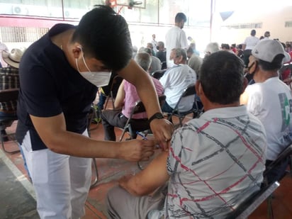  A las 10:40 horas el personal de Salud comenzó a vacunar a los cientos de adultos mayores que ya esperaban desde las 8 de la mañana sentados y a la sombra, en el patio interior de la Facultad de Derecho.
 (EL SIGLO DE TORREÓN)