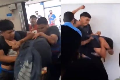 Los jóvenes continuaron peleando después de que fueron sacados del vagón (ESPECIAL) 