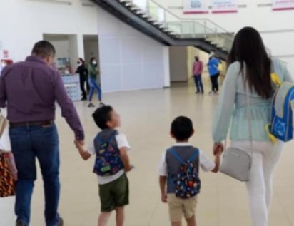 Este fin de semana en redes sociales circularon las fotografías de una pareja recogiendo a sus dos hijos adoptivos en el centro de las autoridades correspondientes en el estado de Durango. (Especial) 