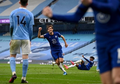 La derrota ante Chelsea por 2-1 el sábado significa que City aún debe ganar uno de los tres partidos que restan en la temporada para obtener su tercer título de la Liga Premier en cuatro años. (AP)