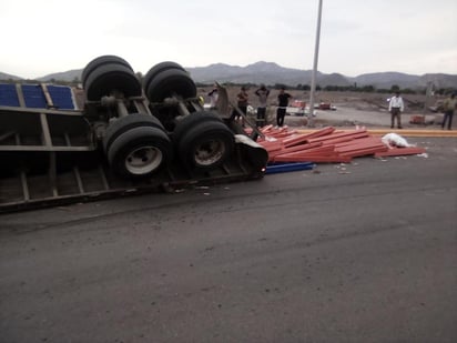 Tráiler termina volcado en Lerdo