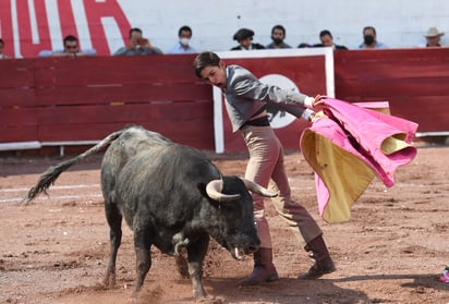 El aspirante a novillero Luis Garza, lució ante su oponente y le cortó dos orejas.