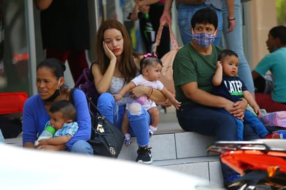 Muchas mujeres perdieron su empleo debido a la pandemia o les redujeron sus horarios laborales. (ARCHIVO)